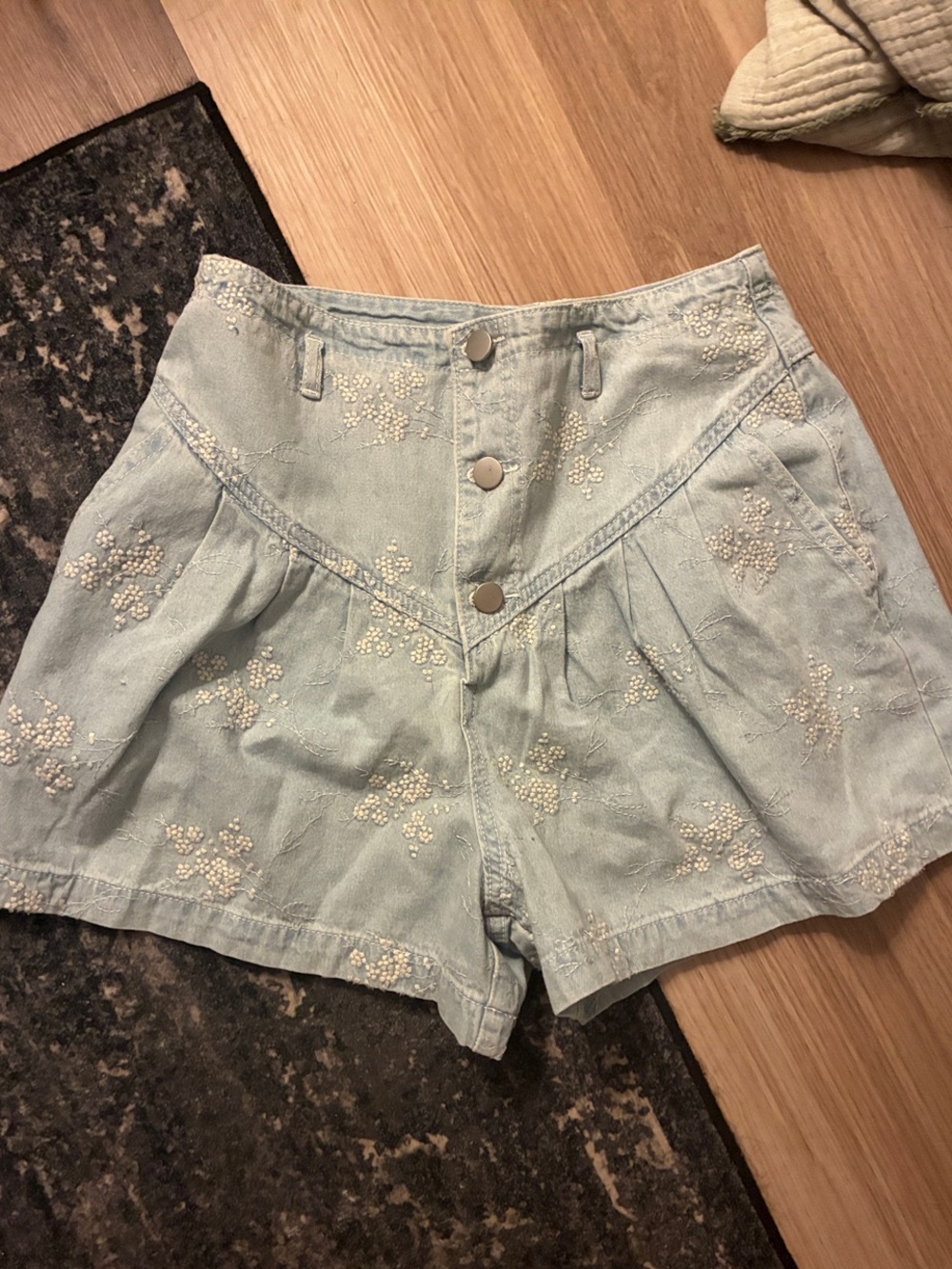 NWT! Light Wash Embroidered High-Rise Women’s Shorts - Picture 2 of 5